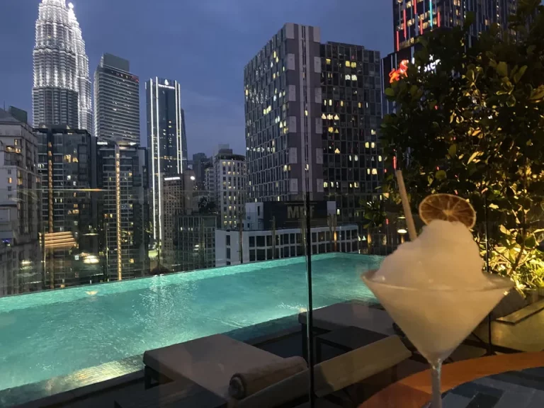 プールサイドでお酒など楽しむことができます。アイスクリームなどもあります。フードメニューは少ないです。