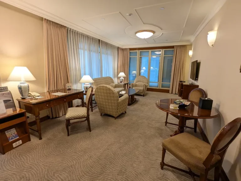 客室全体窓際方向(リビング)