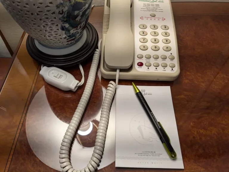 テーブルの電話とメモ帳