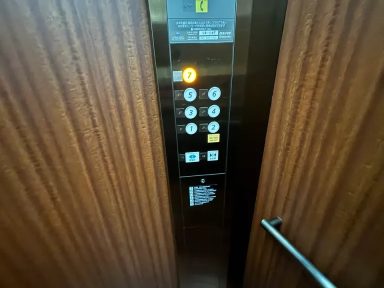 別邸エレベーターボタン(1)