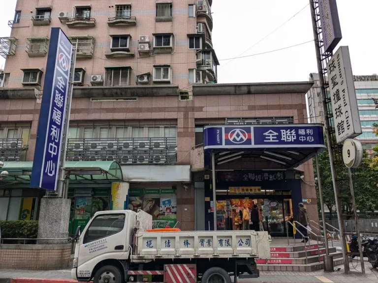 ホテル近くにスーパー(PXマート)があります