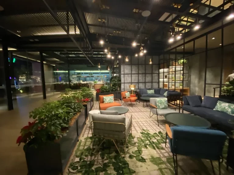 ロビーのソファ辺りのアップです。