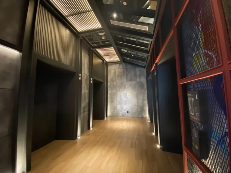 2エレベーターホールフロント横です。