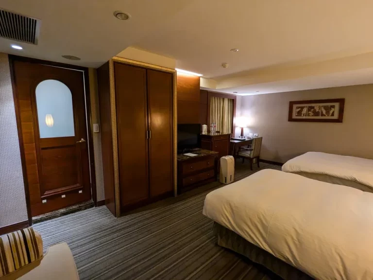 客室全体窓際方向