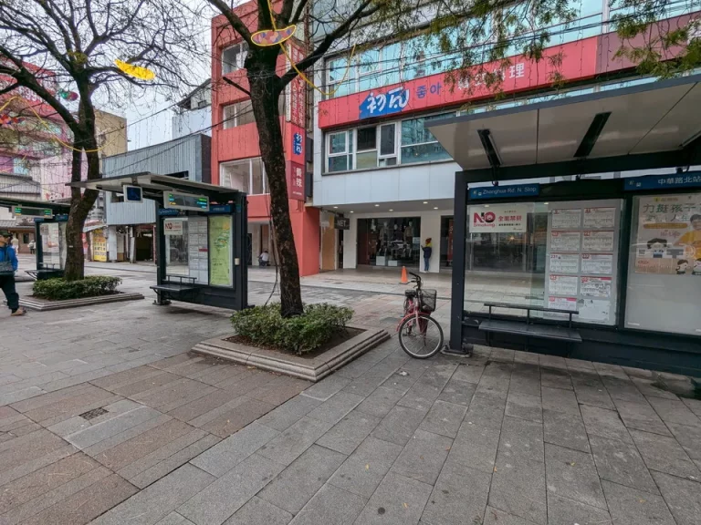 ホテル横のバス停には、九份行きのバスもあります