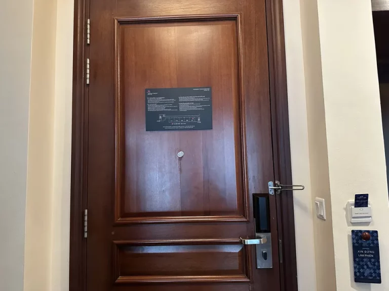 客室入口内観ドア