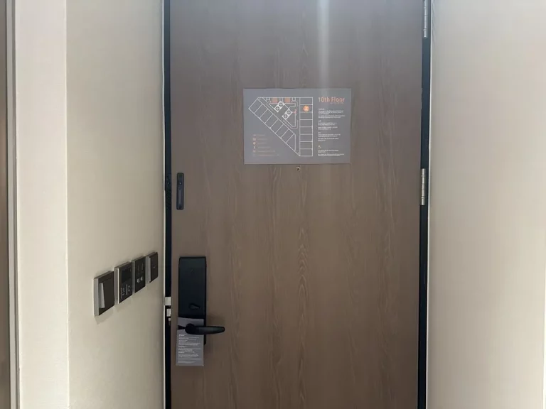 客室入口内観ドア