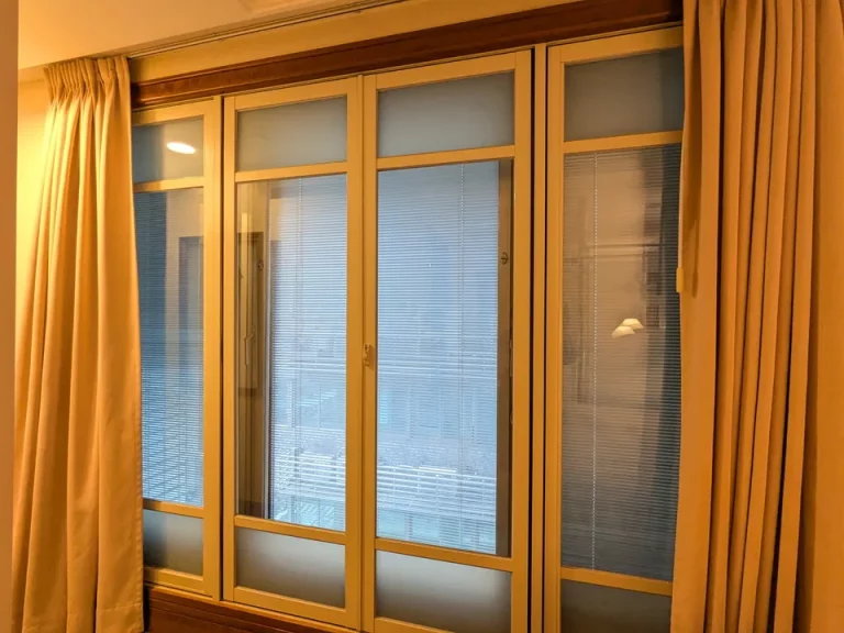 客室窓(寝室側)