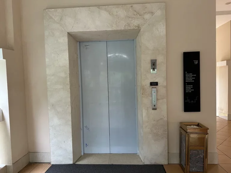 客室階エレベーターフロア