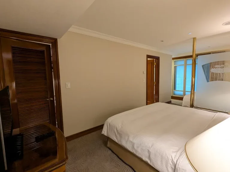 客室全体窓際方向(寝室)