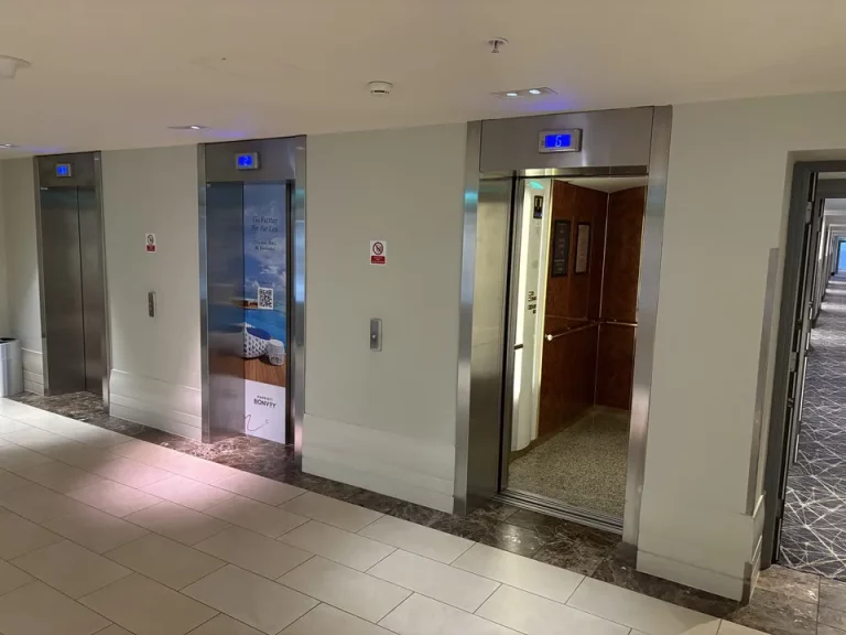 エレベーター フロント