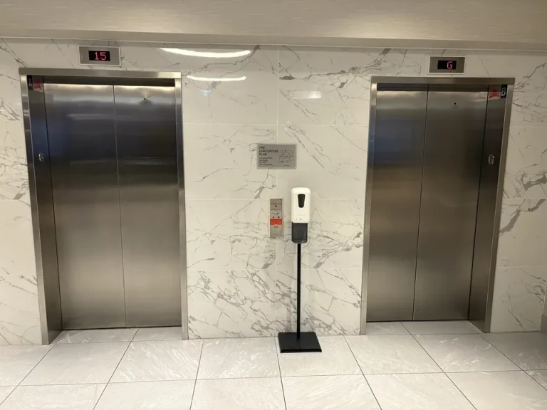 エレベーター フロント