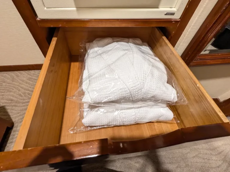 ウォークインクローゼット内の引き出しにバスローブ