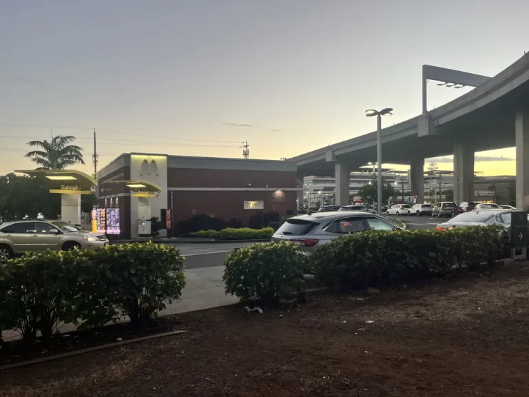 ホテルの近くのマクドナルド