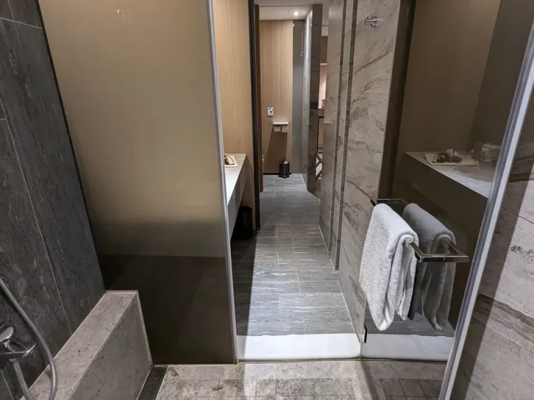 バスルーム内から入口方向