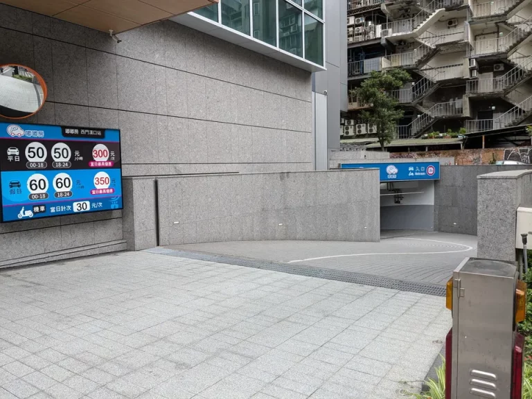 ビルの地下に駐車場があります