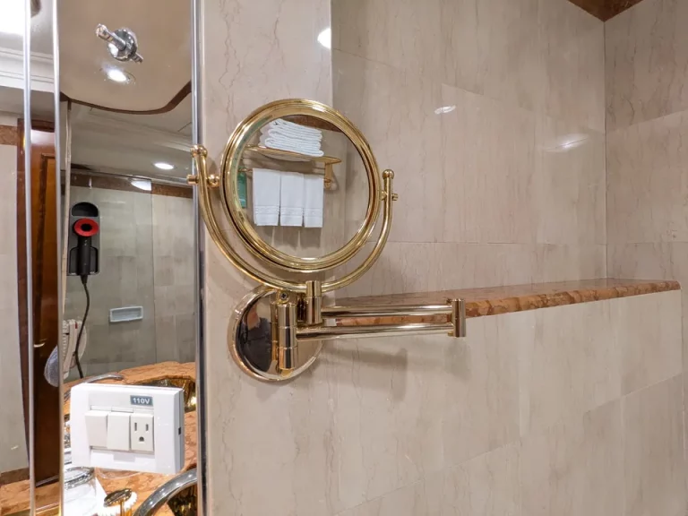 洗面台にアームミラー