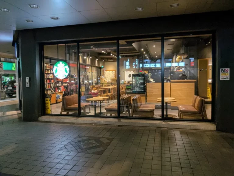 交差点角にスタバ