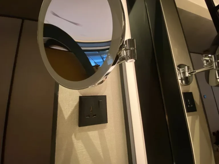 洗面台左手には拡大鏡と、コンセントがあります。