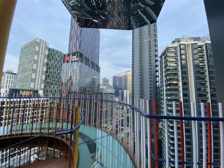 プール脇にスケルトンのガラスの回廊がありました。21階なのでかなりの高さです。