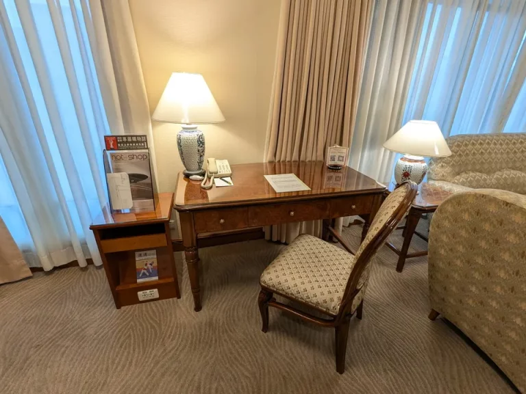 リビングのデスクとチェア(左側にカタログ通販あり)