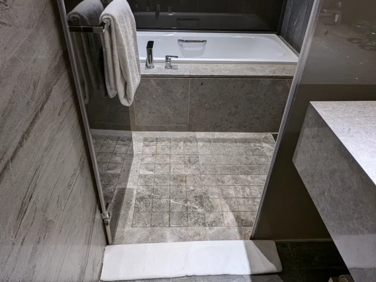 バスルーム入口全景