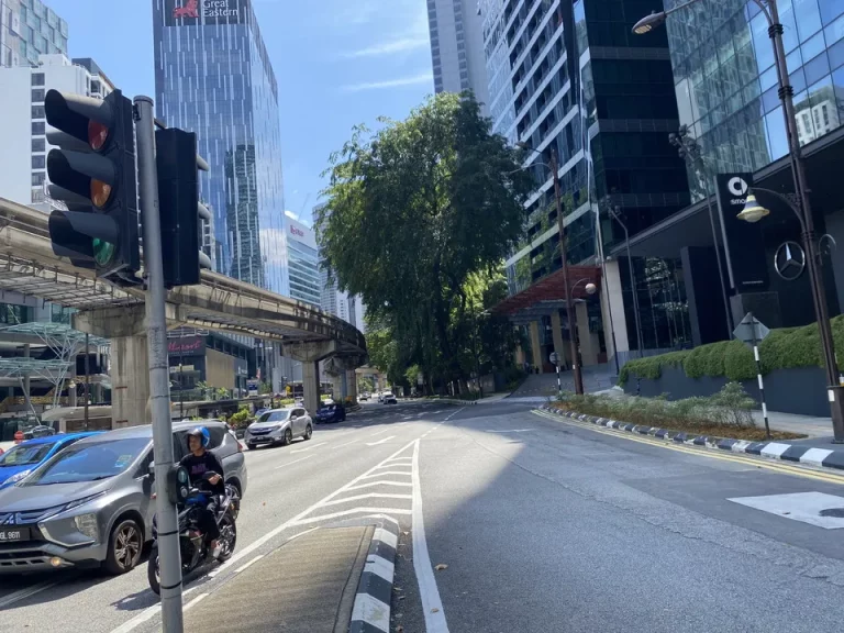 近隣はオフィスビル、高級コンドミニアム、飲食店が多い環境です。