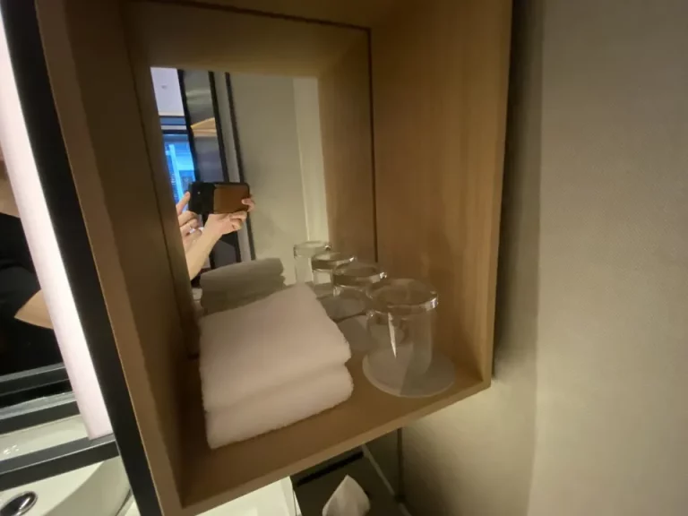 洗面台にある、小タオル2枚とコップ2個