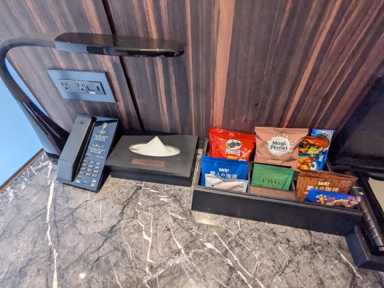 スタンドライト、カフェコーナーのドリンク、お菓子