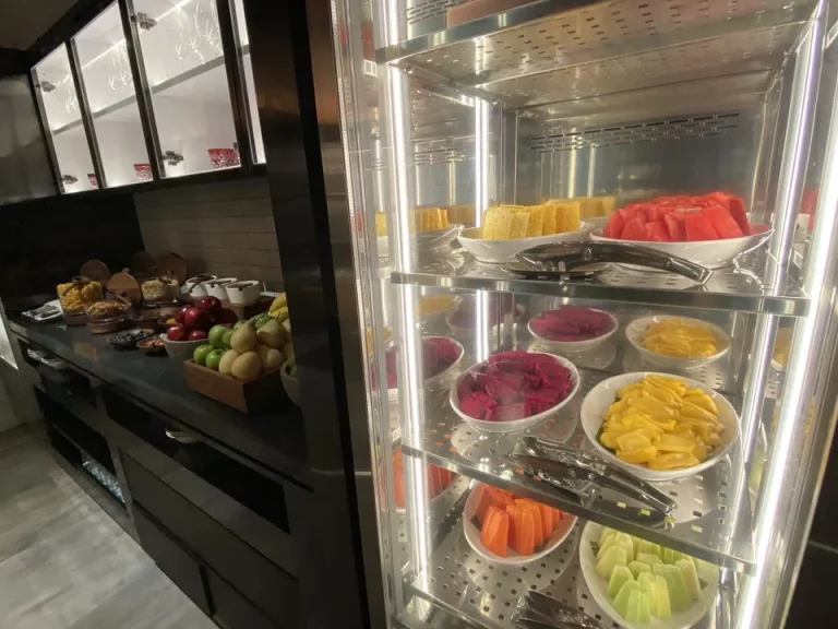 ドラゴンフルーツ、パパイヤなど南国フルーツ。