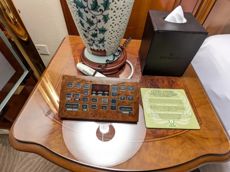 右側ベッドのサイドテーブル