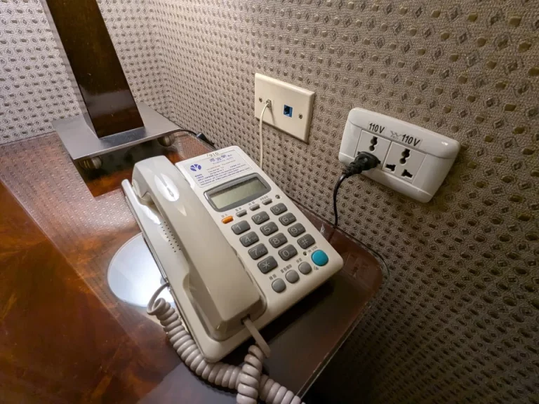 卓上の電話とコンセント