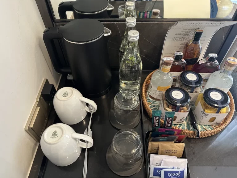 ミニバー、カフェコーナー、グラス、カップ