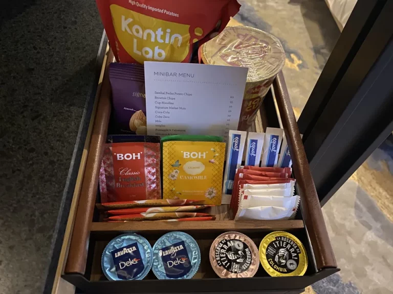 ミニバー、コーヒーと紅茶は無料、その他は有料