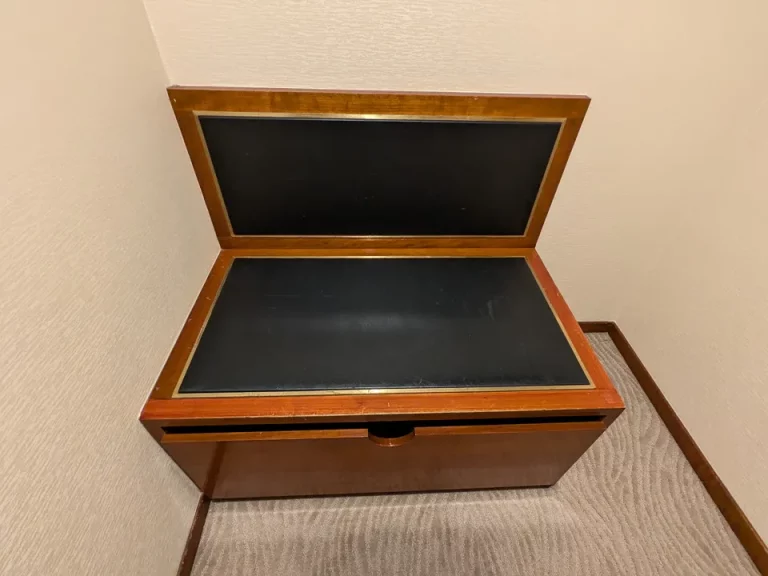 ウォークインクローゼット内にバゲージラック