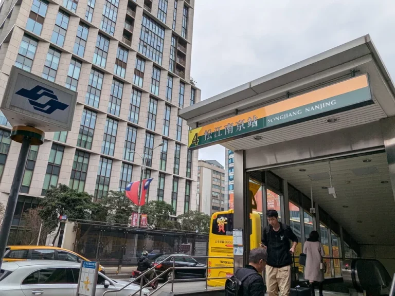 MRT最寄り駅の松江南京駅4番出口
