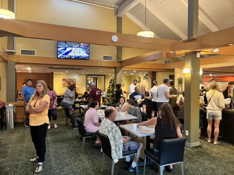 朝食会場内の様子