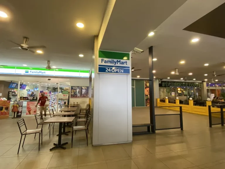 斜め後ろのビル内には、ファミリーマートやスターバックス、ファーストフード店があります。