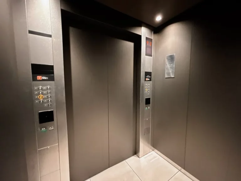 エレベーター内観①