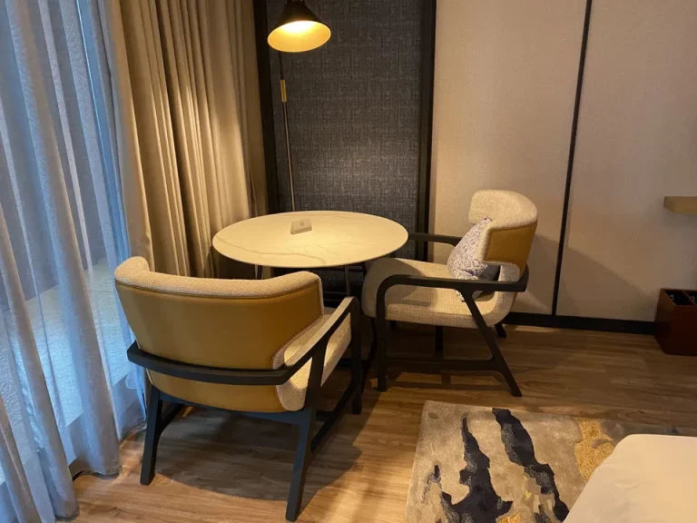 ソファーはありませんが、丸デスクと椅子2脚があります。