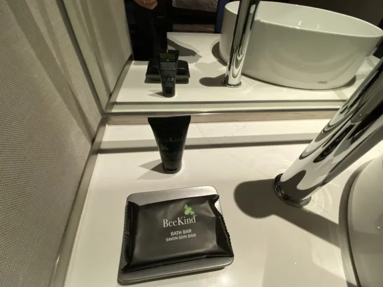 洗面台、固形石鹸とボディクリーム