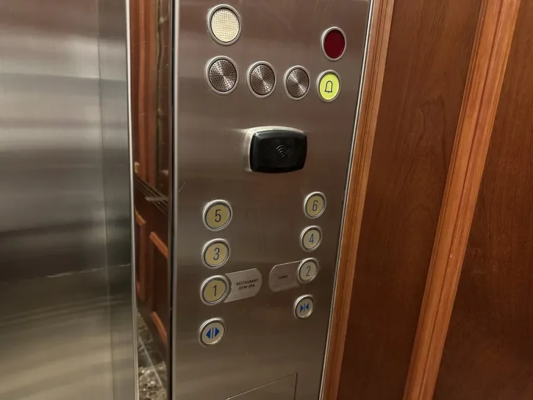 エレベーター階数ボタン