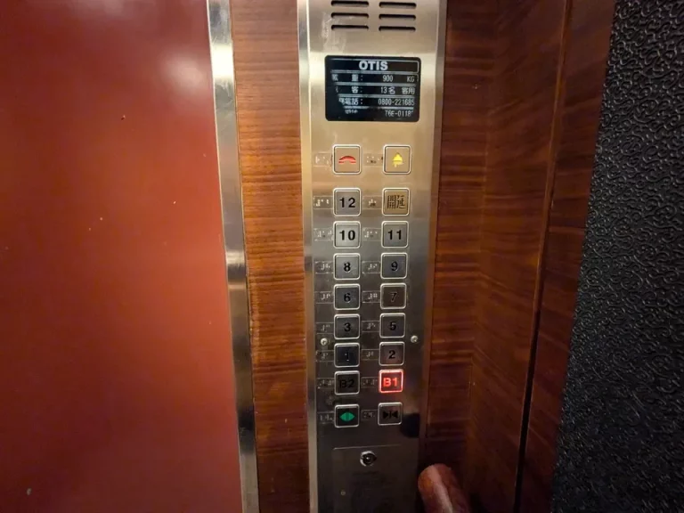 エレベーター階数ボタン