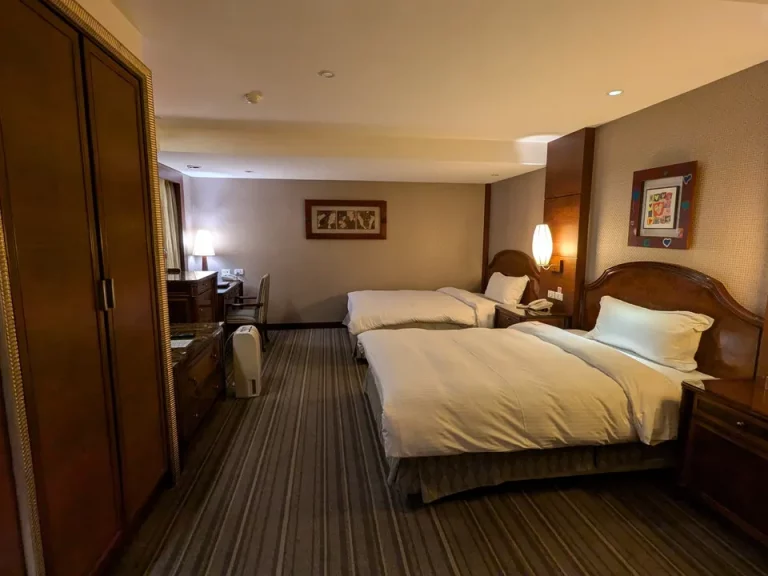 横方向からベッド