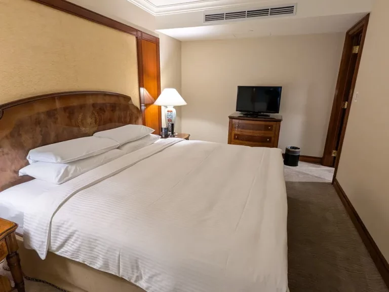 ベッド方向からTV