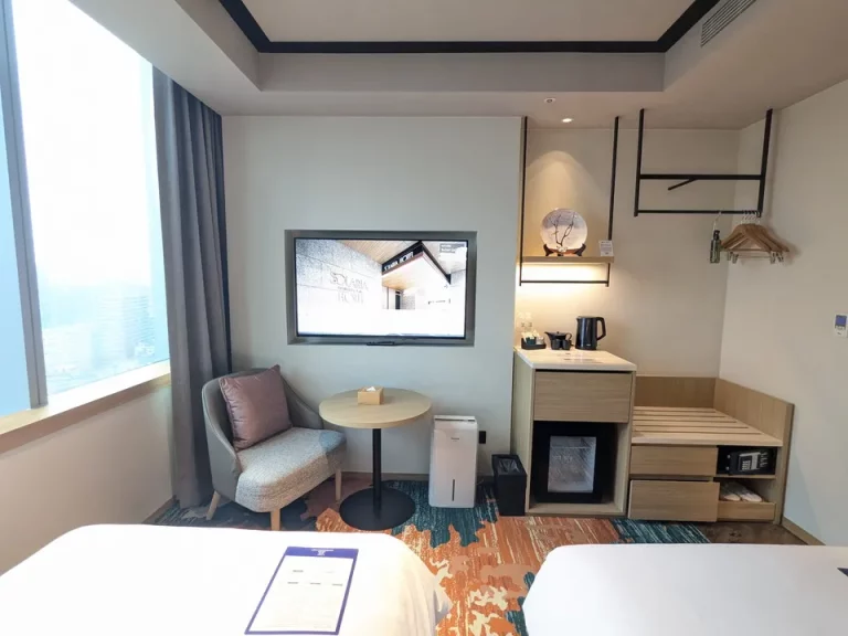 ベッド方向からTV