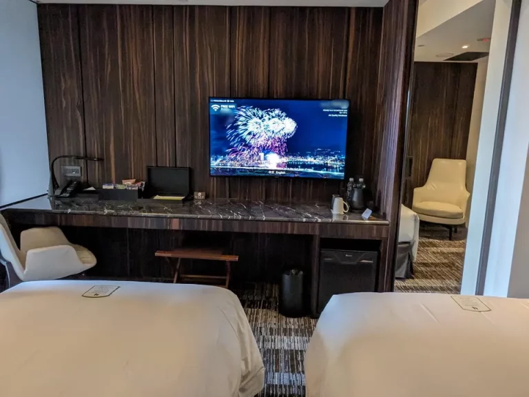 ベッド方向からTV