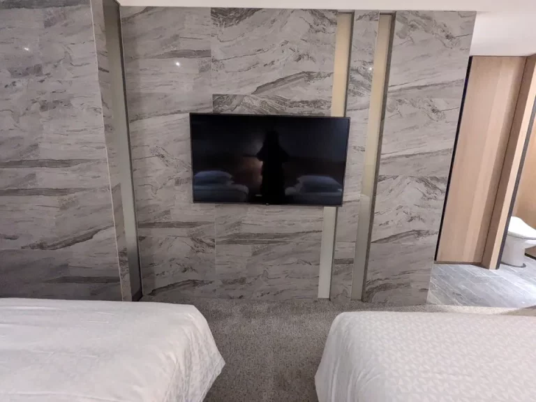 ベッド方向からTV