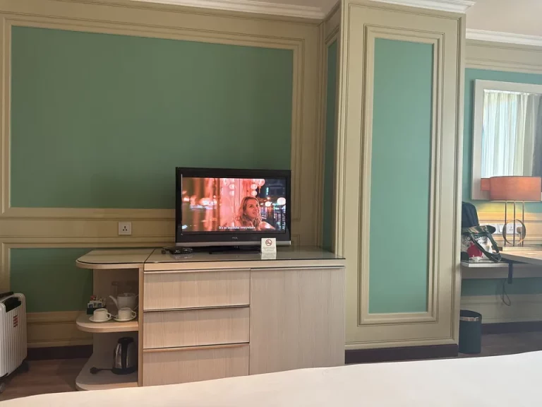 ベッド方向からTV