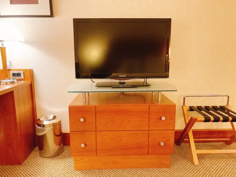 ベッド方向からTV